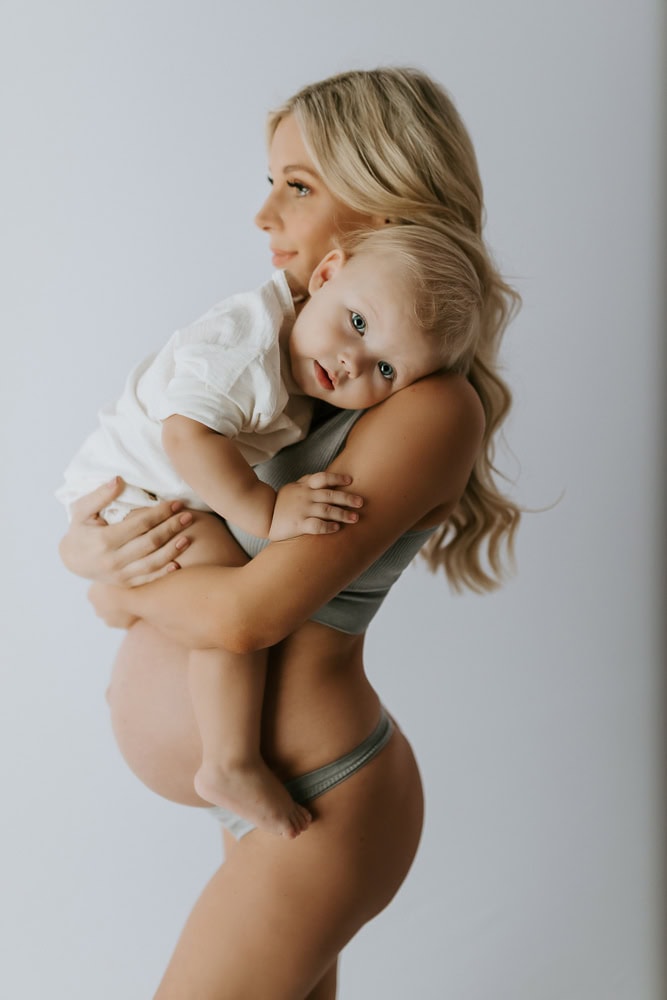 newborn baby maternity family photographer photography photos gold coast brisbane upper coomera tanha basile winni & mini pindara private hospital hypnobirth pregnancy babies portraits photoshoot