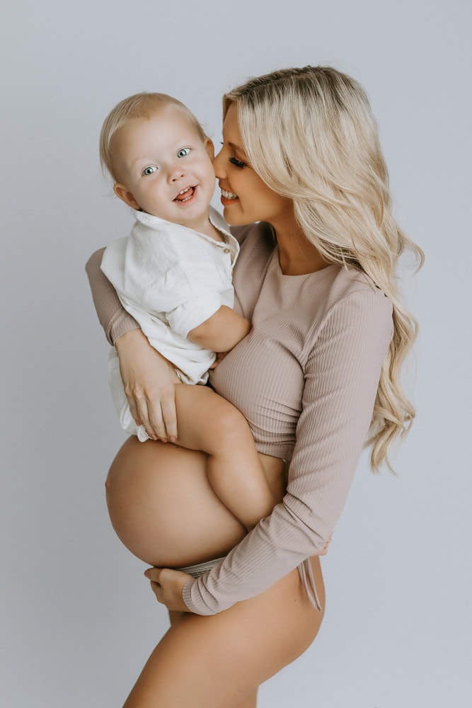 newborn baby maternity family photographer photography photos gold coast brisbane upper coomera tanha basile winni & mini pindara private hospital hypnobirth pregnancy babies portraits photoshoot