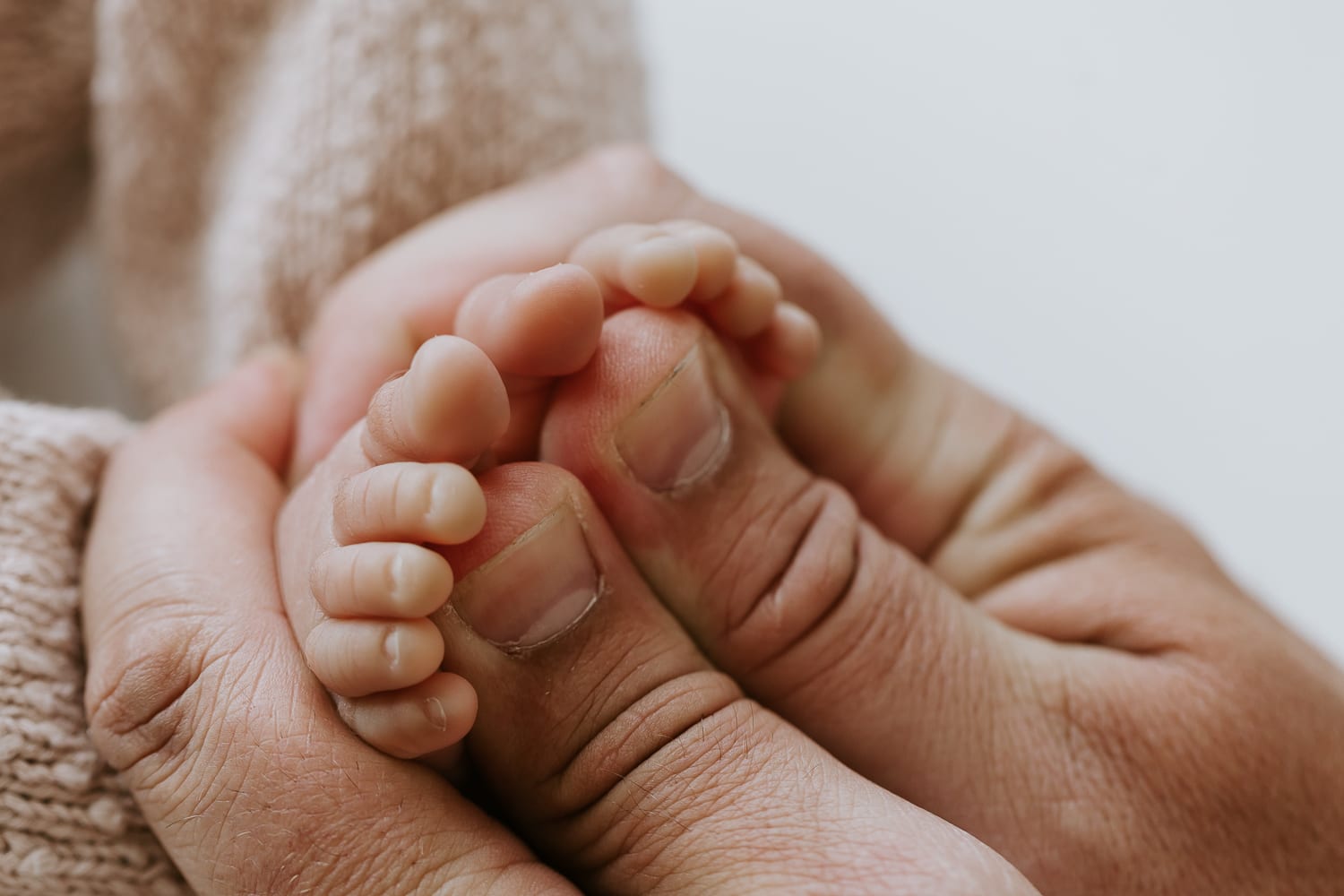 Newborn baby family pregnancy maternity photography photographer gold coast brisbane beach sunset photos Winni & Mini